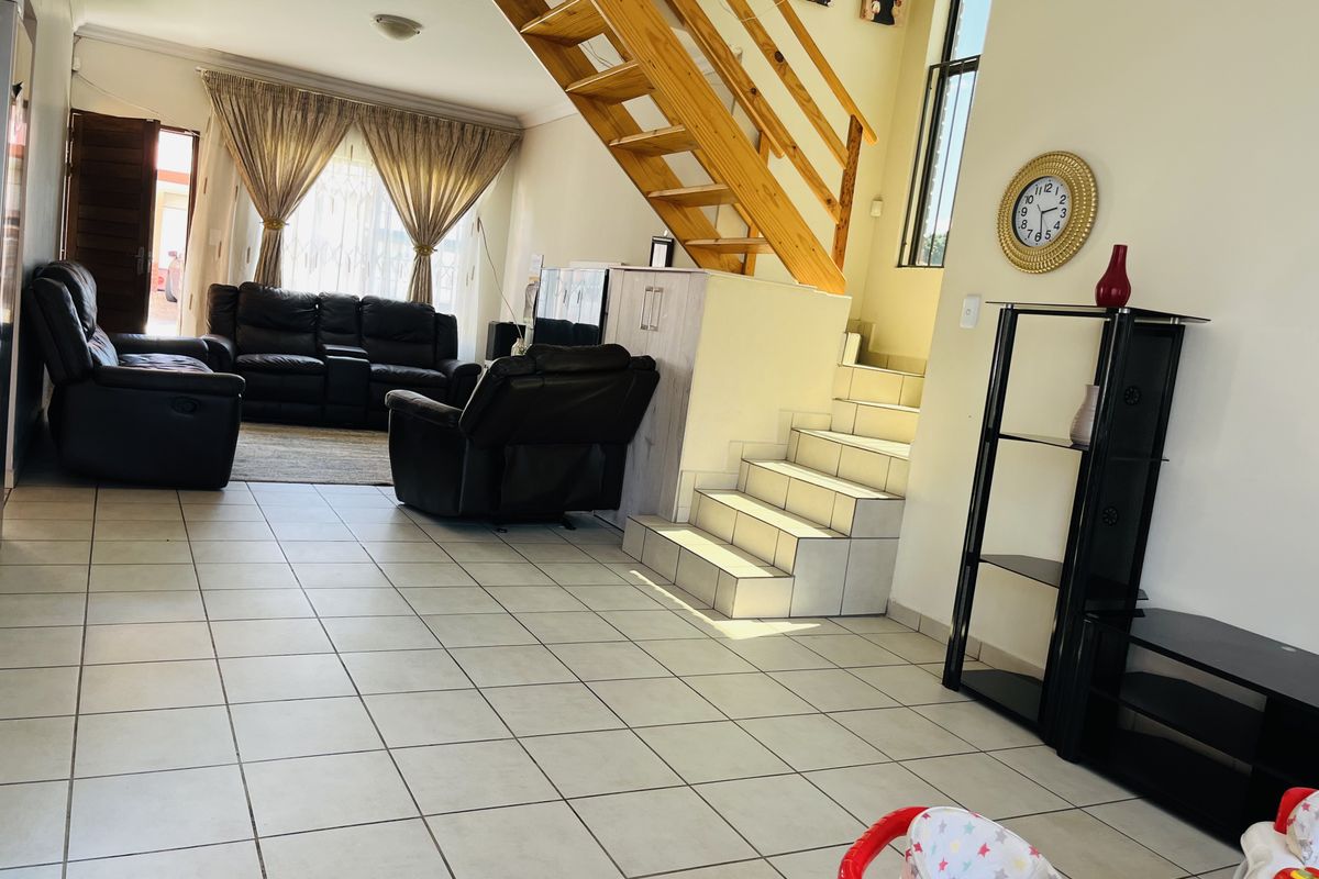 Perfect Family Duplex with Private Garden - Photo 3