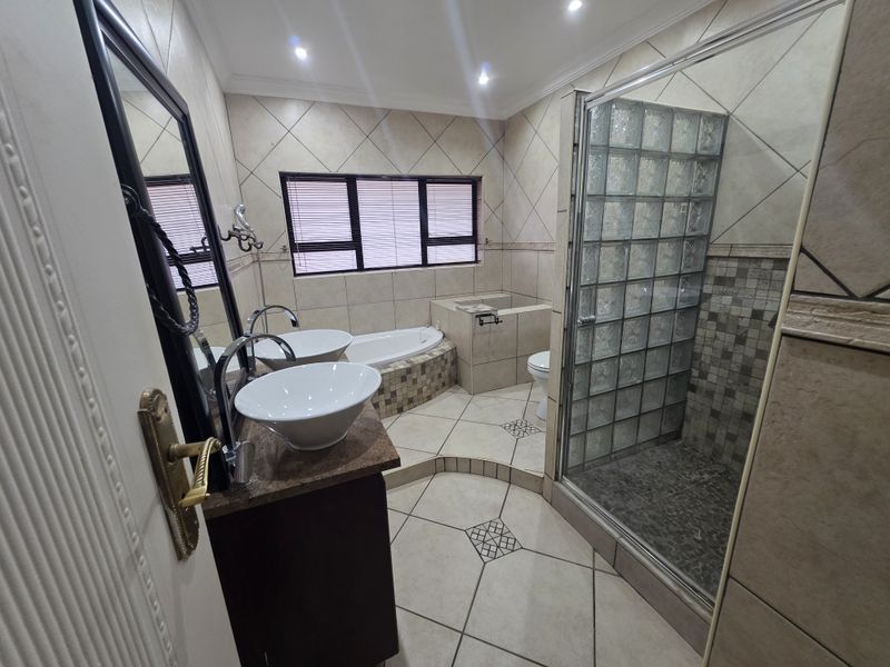 Family home in Cashan with a flatlet - Photo 10