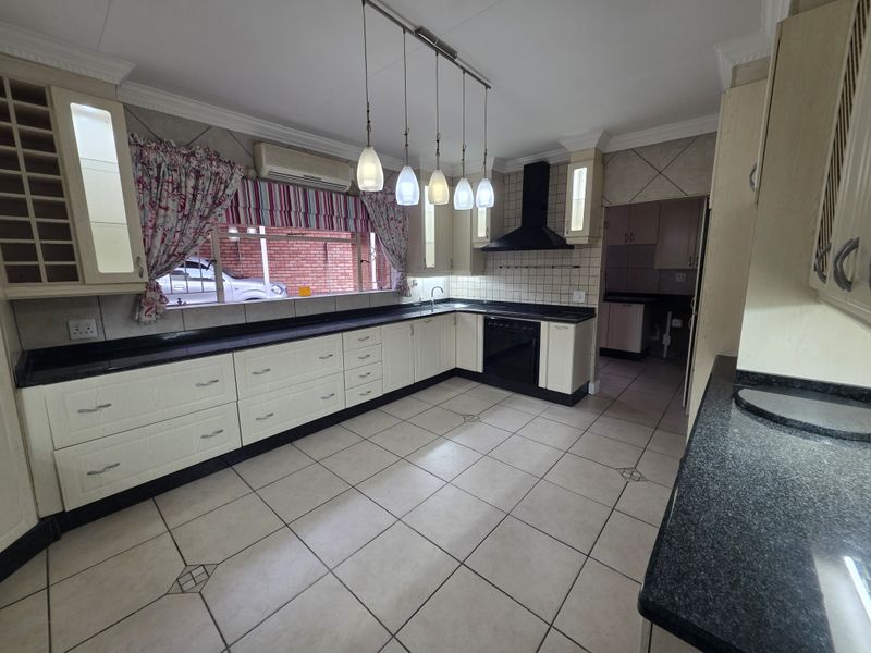 Family home in Cashan with a flatlet - Photo 4