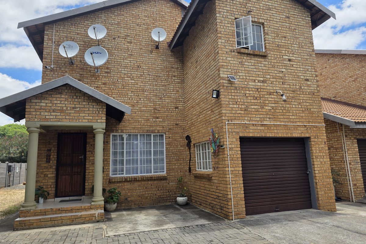 Townhouse For Sale In Rustenburg - Photo 2