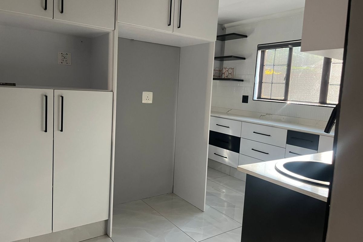 Luxury Family Home In A Sought-After Estate! - Photo 4