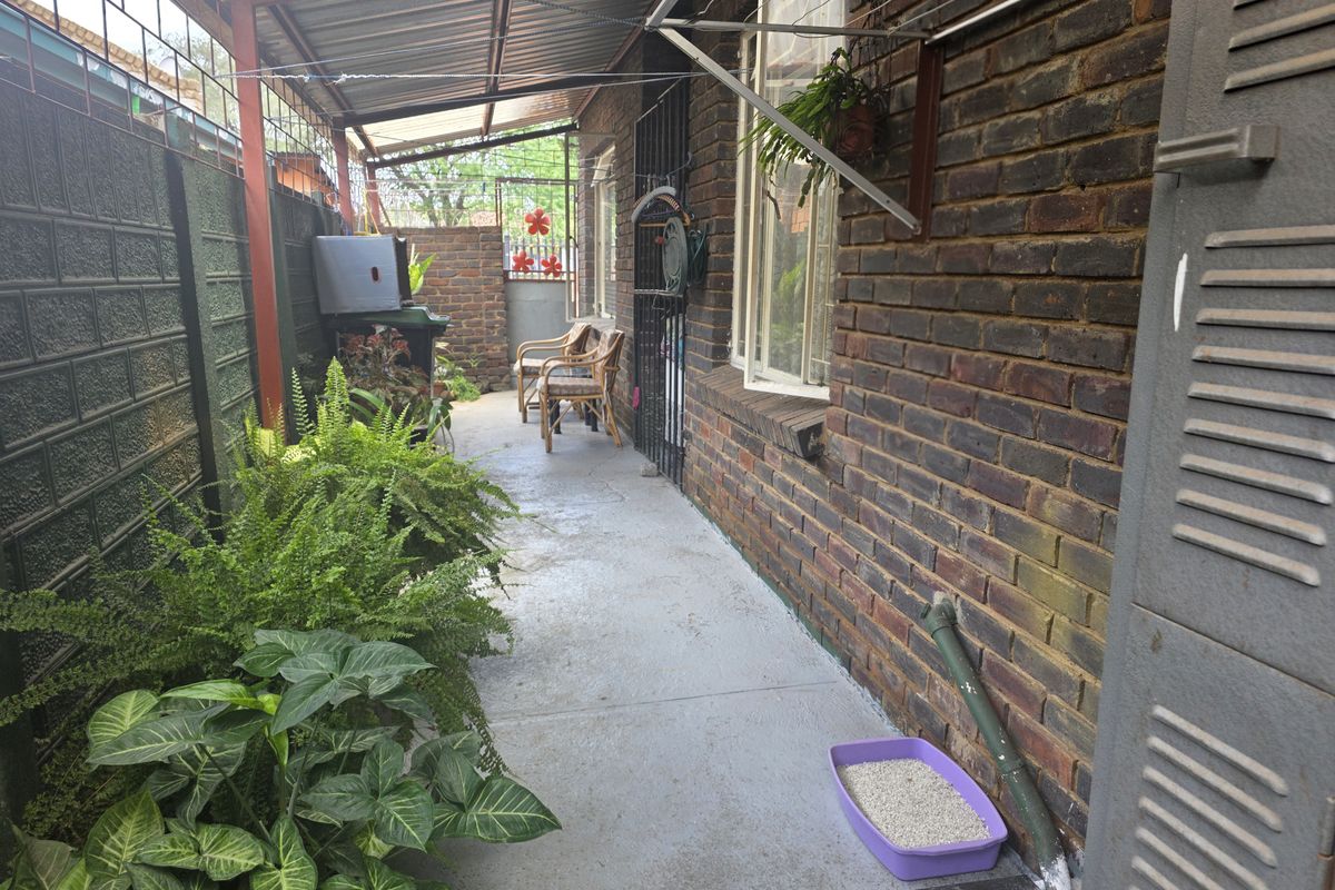 Townhouse For Sale In Rustenburg - Photo 4