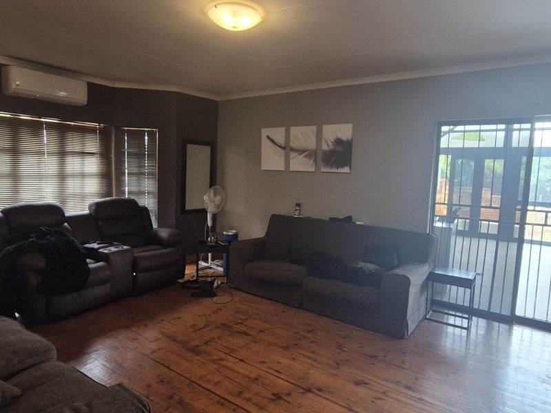 4 Bedroom Home with Splash Pool & Double Garage - Photo 8