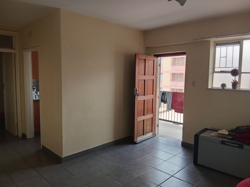Spacious 2-bedroom flat in the CBD! - Photo 3