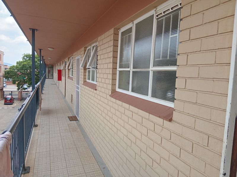 Spacious 2-bedroom flat in the CBD! - Photo 2