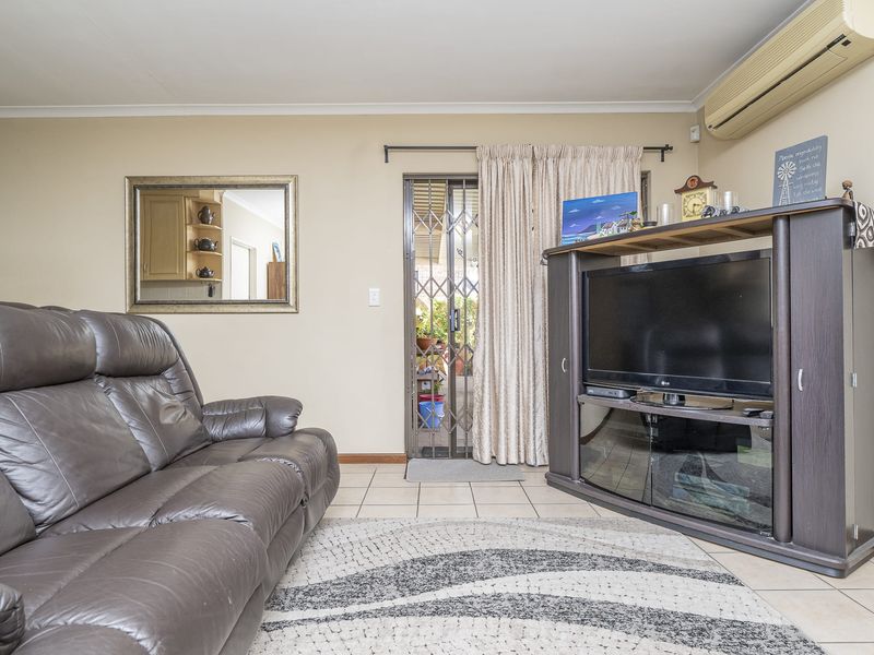 LOCATION, COMFORT & EASY LIVING - Photo 3