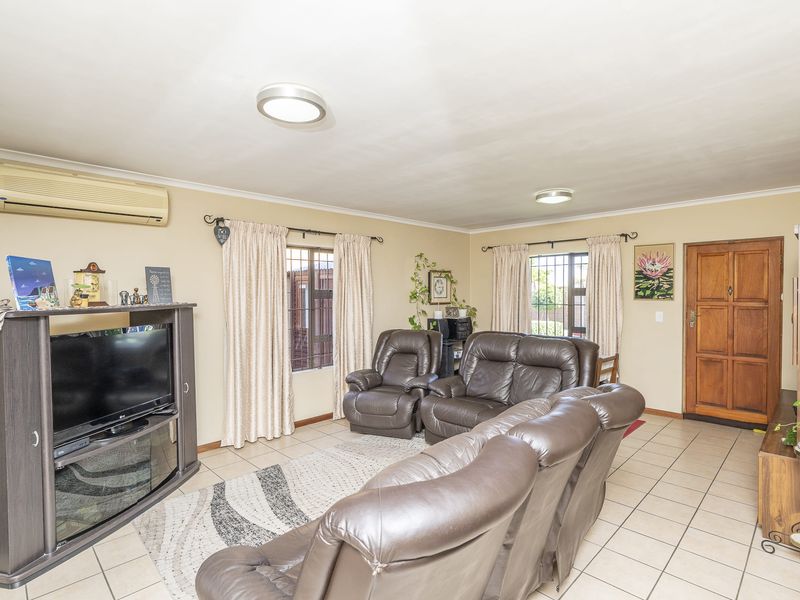 LOCATION, COMFORT & EASY LIVING - Photo 4