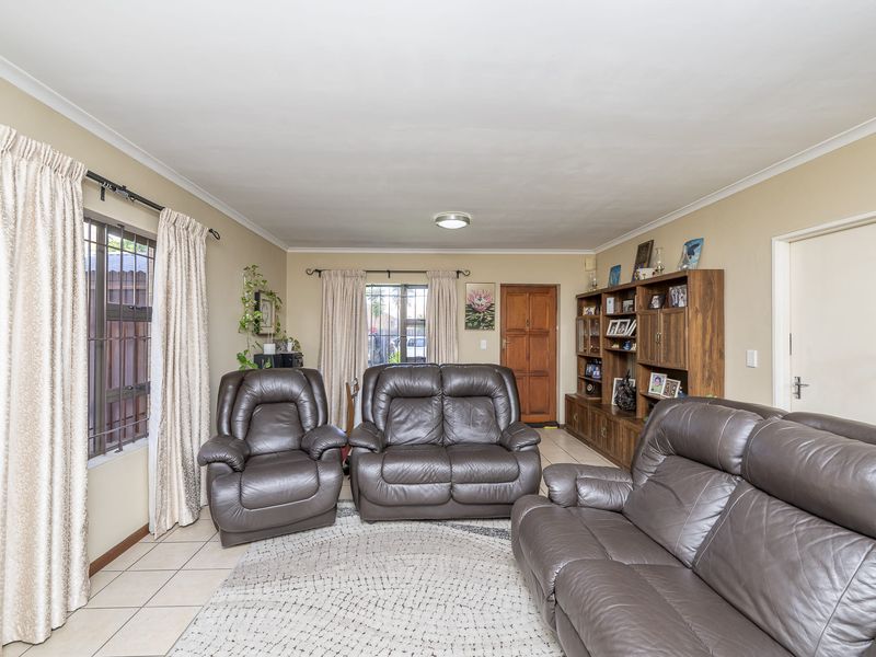 LOCATION, COMFORT & EASY LIVING - Photo 5