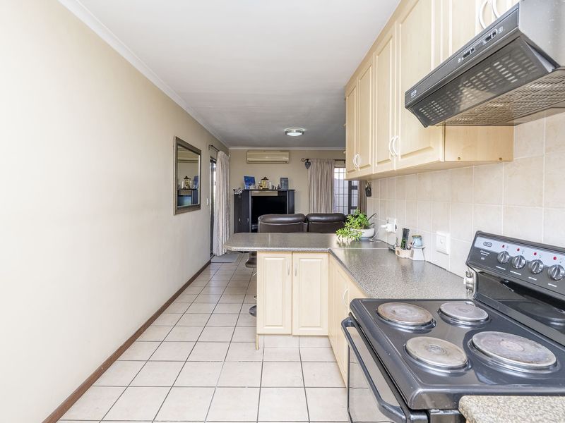 LOCATION, COMFORT & EASY LIVING - Photo 9