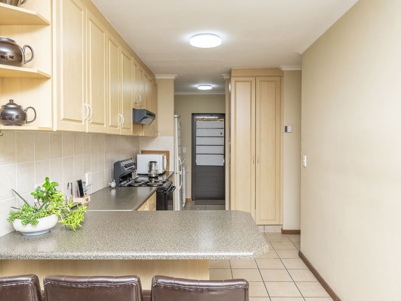 LOCATION, COMFORT & EASY LIVING - Photo 7