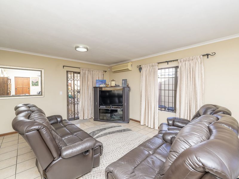 LOCATION, COMFORT & EASY LIVING - Photo 6