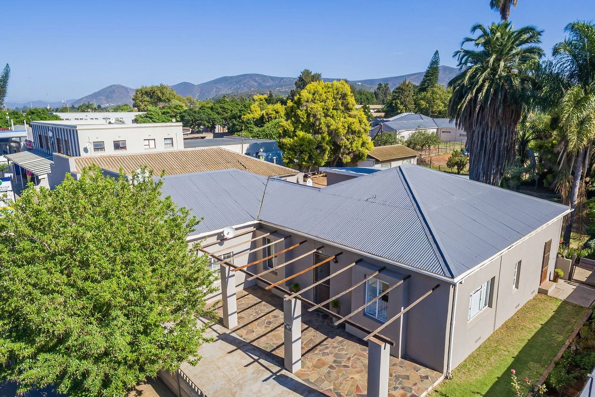 Warm Family Home with Flatlet and Income Potential in Bonnievale. - Photo 2