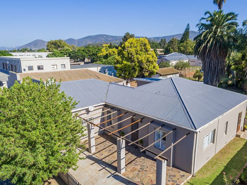 Warm Family Home with Flatlet and Income Potential in Bonnievale. - Photo 2