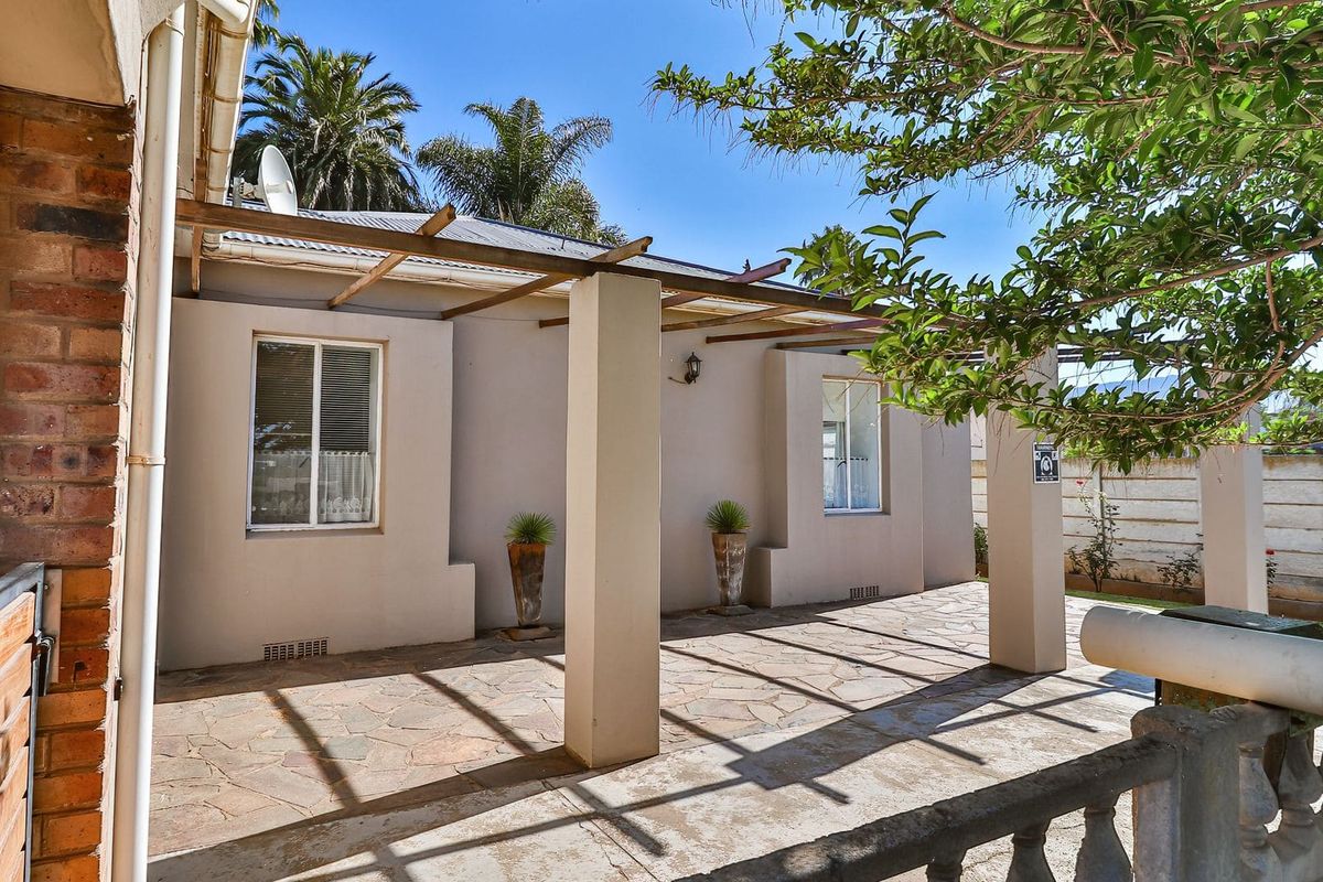 Warm Family Home with Flatlet and Income Potential in Bonnievale. - Photo 3