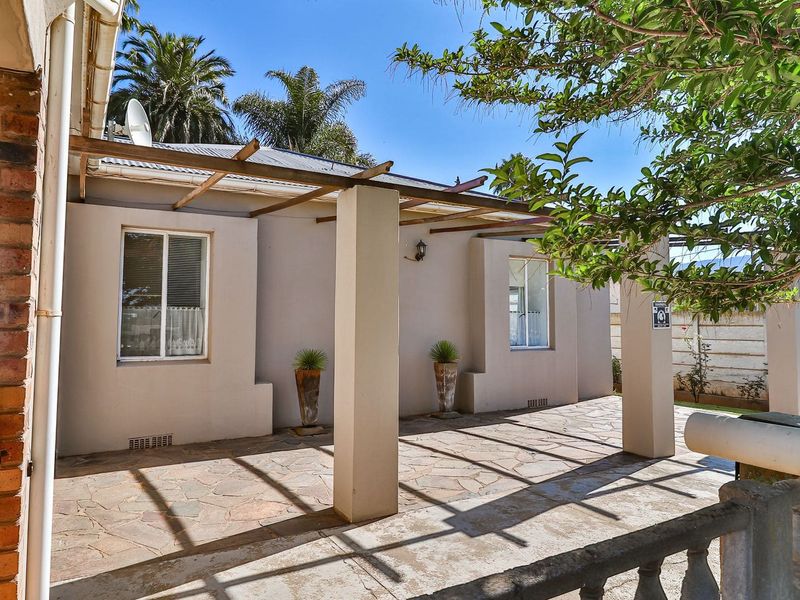 Warm Family Home with Flatlet and Income Potential in Bonnievale. - Photo 3