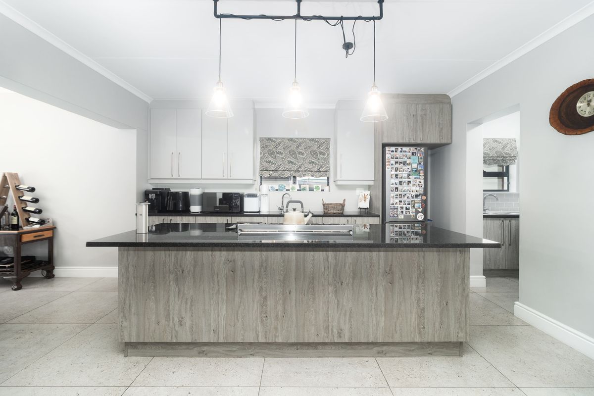 A Rare Gem Not to Be Missed - Photo 2