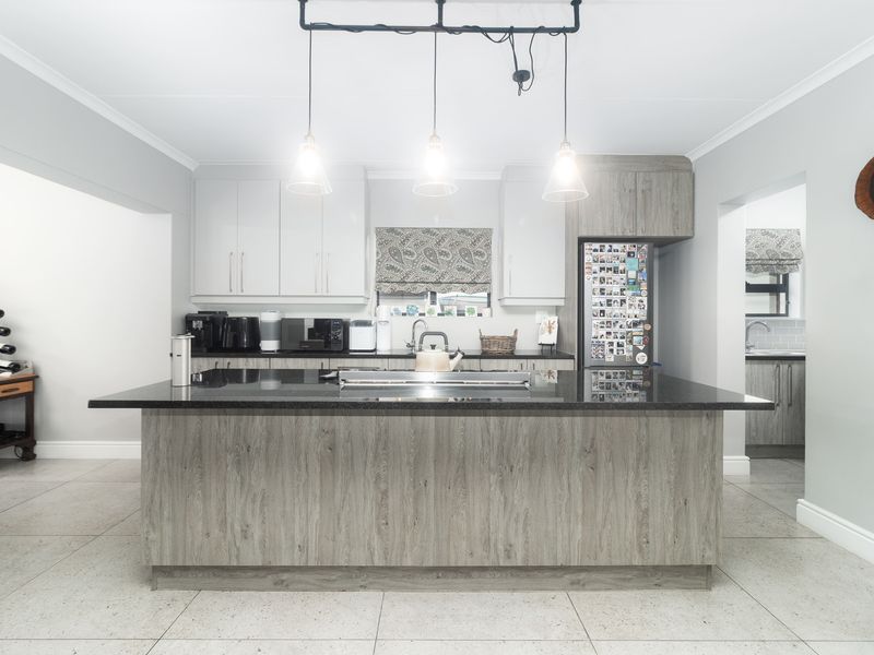 A Rare Gem Not to Be Missed - Photo 2