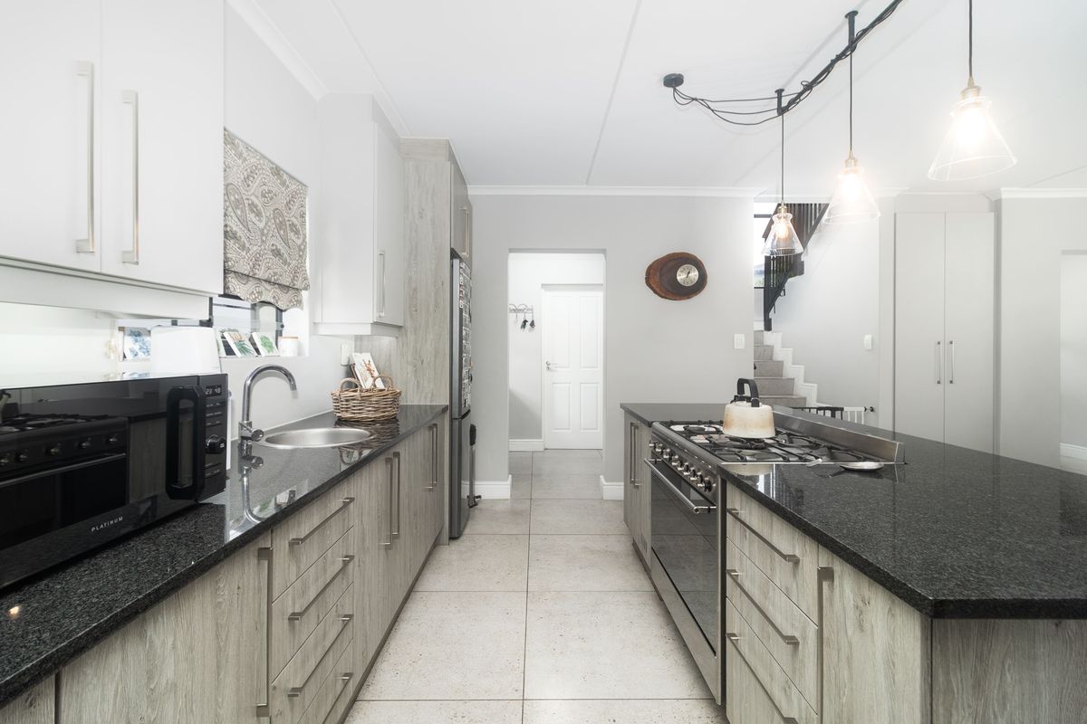 A Rare Gem Not to Be Missed - Photo 3