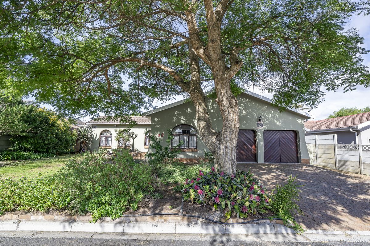 Beautifully Spacious Family Home with Endless Potential. - Photo 2