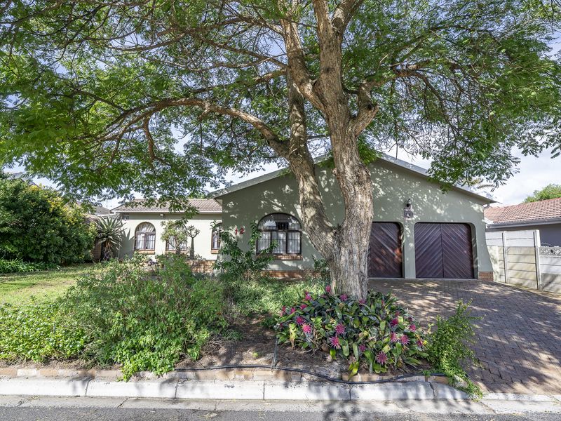 Beautifully Spacious Family Home with Endless Potential. - Photo 2