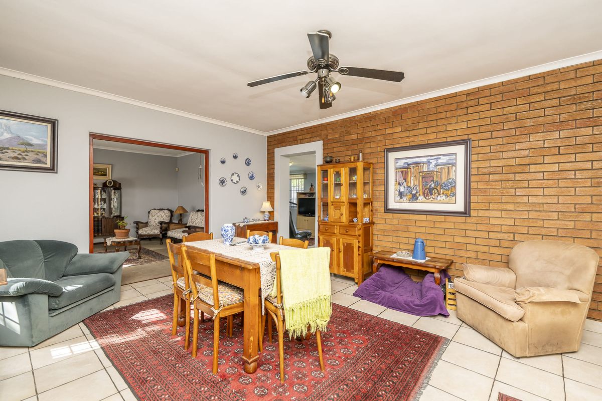 Beautifully Spacious Family Home with Endless Potential. - Photo 3