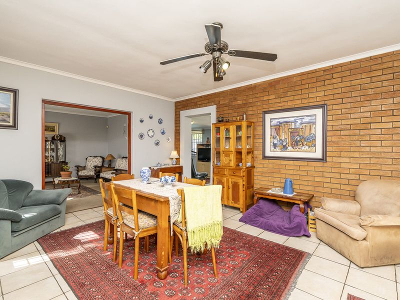 Beautifully Spacious Family Home with Endless Potential. - Photo 3