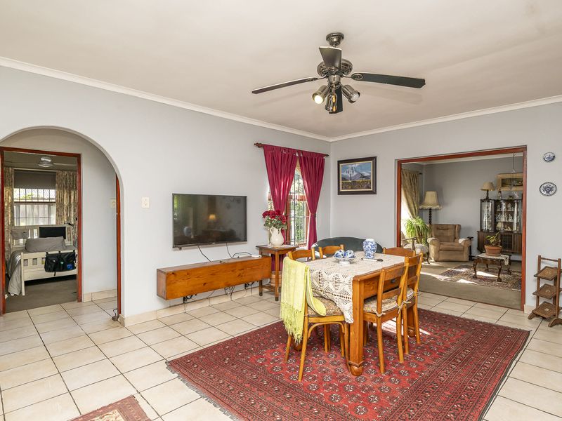 Beautifully Spacious Family Home with Endless Potential. - Photo 10