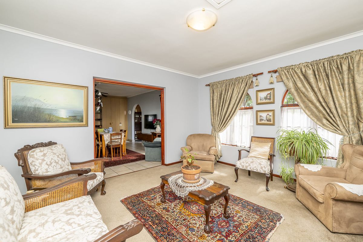 Beautifully Spacious Family Home with Endless Potential. - Photo 4
