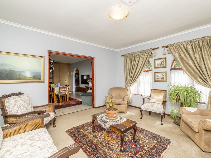Beautifully Spacious Family Home with Endless Potential. - Photo 4