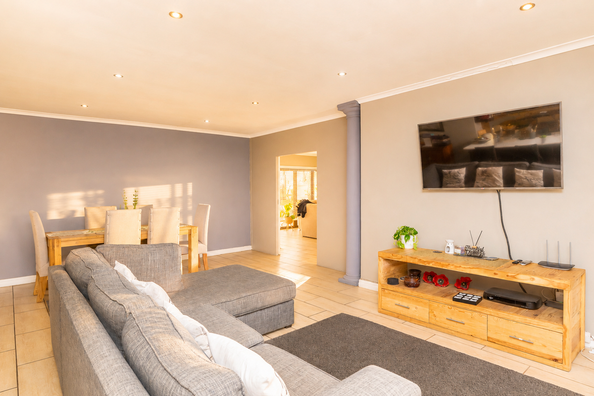 Modern Family Living with a Pool, Braai Room & Plenty of Space to Make Memories in Uitzicht - Photo 3