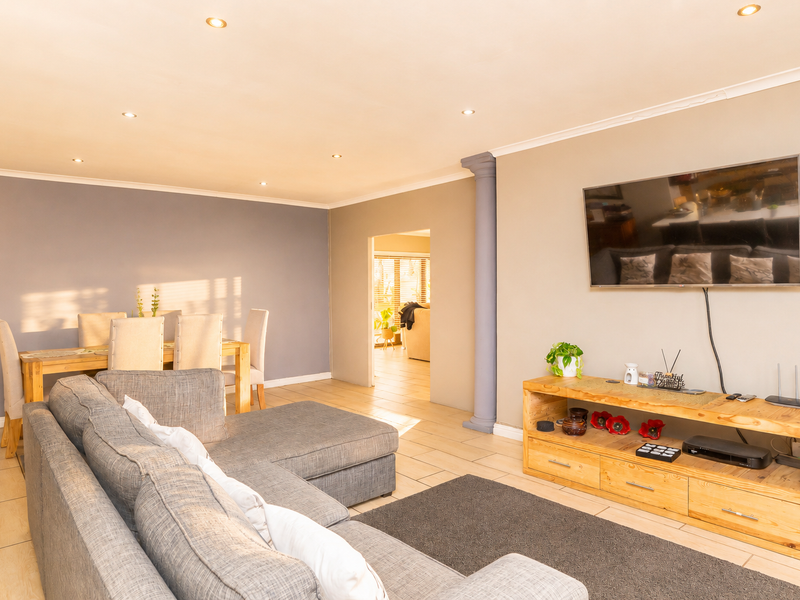 Modern Family Living with a Pool, Braai Room & Plenty of Space to Make Memories in Uitzicht - Photo 3