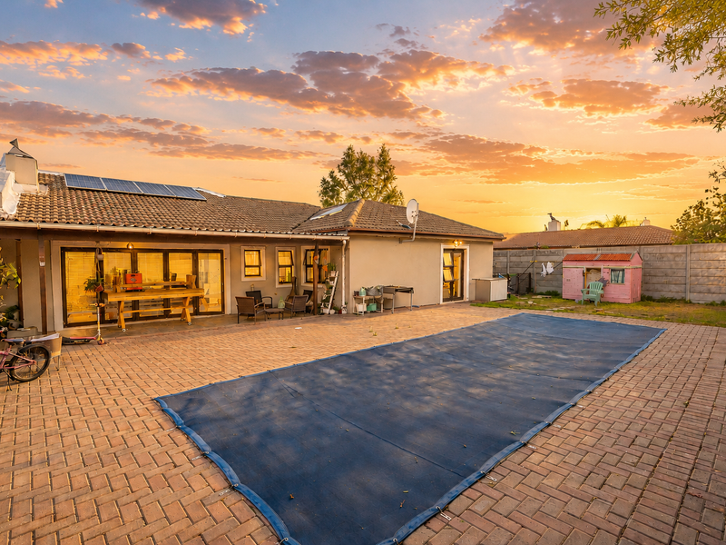 Modern Family Living with a Pool, Braai Room & Plenty of Space to Make Memories in Uitzicht - Photo 10