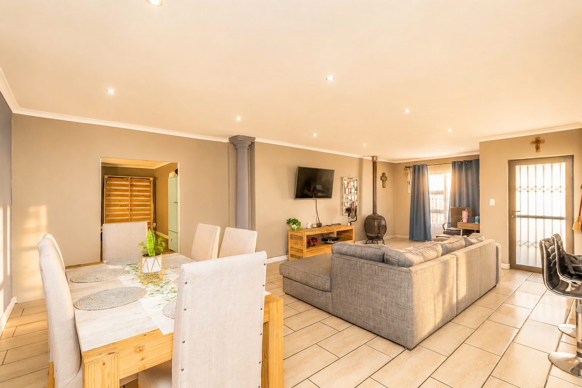Modern Family Living with a Pool, Braai Room & Plenty of Space to Make Memories in Uitzicht - Photo 4