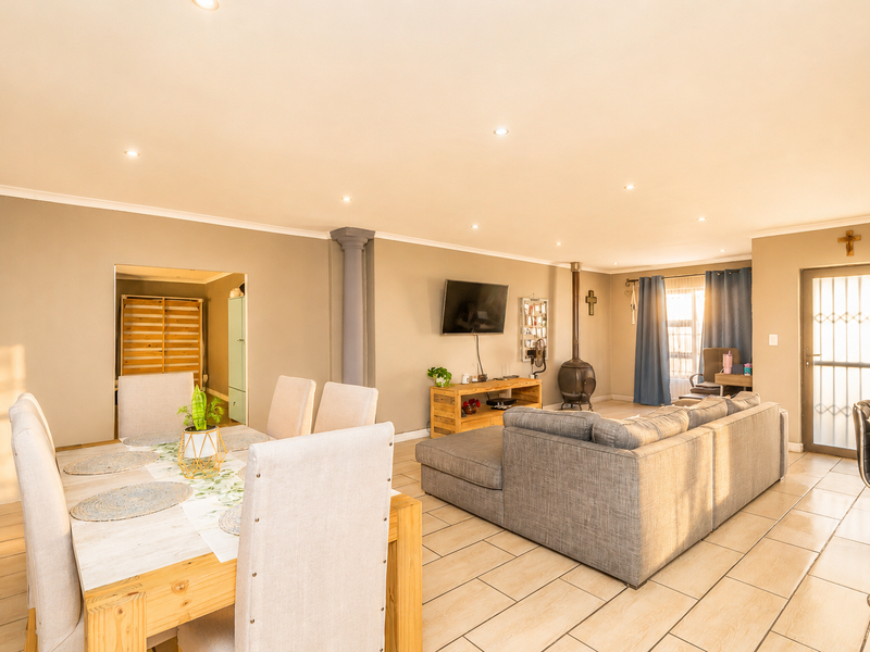 Modern Family Living with a Pool, Braai Room & Plenty of Space to Make Memories in Uitzicht - Photo 4