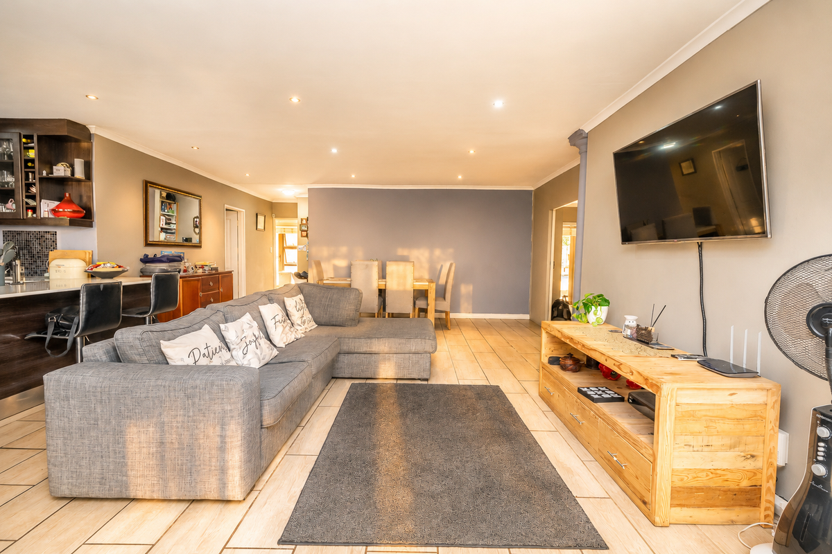 Modern Family Living with a Pool, Braai Room & Plenty of Space to Make Memories in Uitzicht - Photo 2