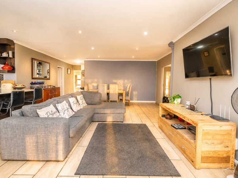 Modern Family Living with a Pool, Braai Room & Plenty of Space to Make Memories in Uitzicht - Photo 2