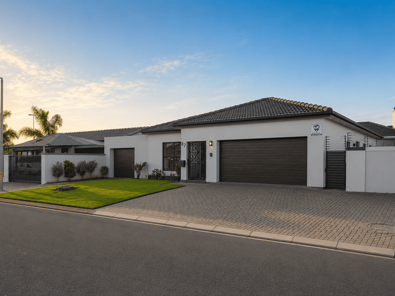 Three-Bedroom Entertainer’s Delight. - Photo 1