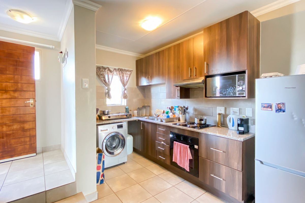 Stylish Family Home with 24/7 Security - Photo 4