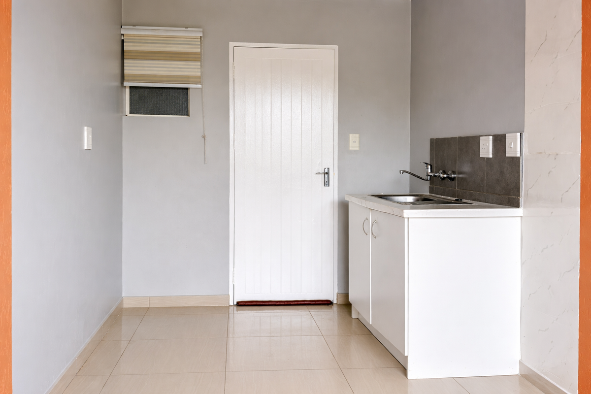 🏡 Ground Floor 2-Bedroom Apartment – Fleurhof, Roodepoort - Photo 2