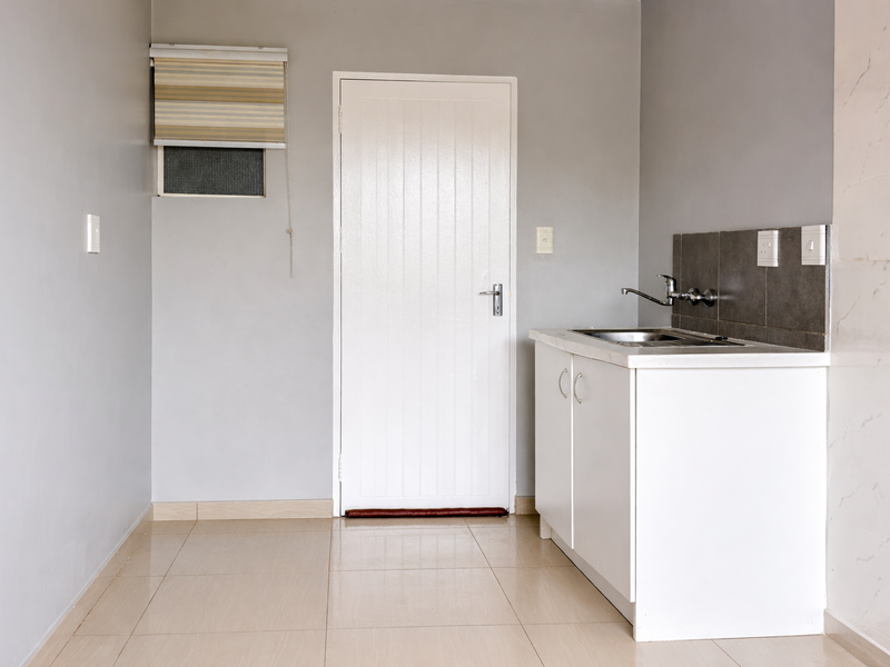 🏡 Ground Floor 2-Bedroom Apartment – Fleurhof, Roodepoort - Photo 2