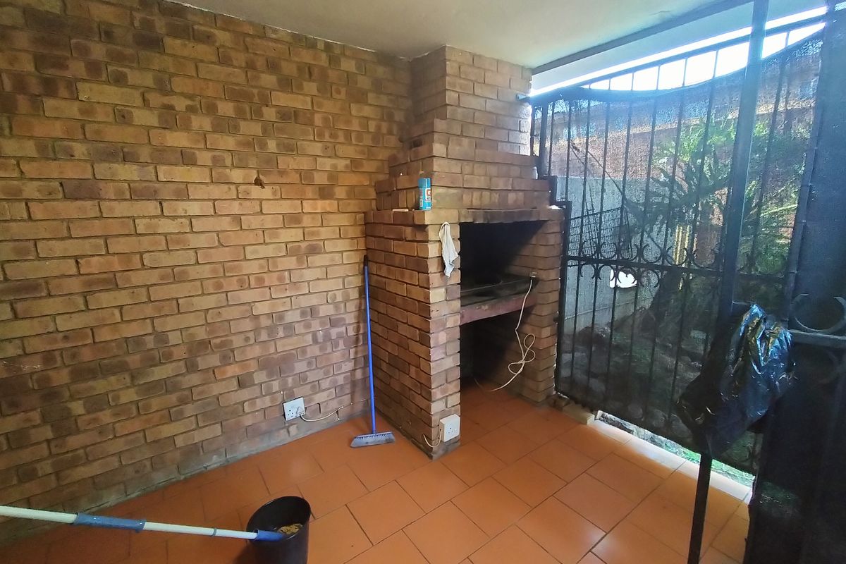 Welcome to the epitome of comfortable living in Bella Tropic comple. - Photo 5