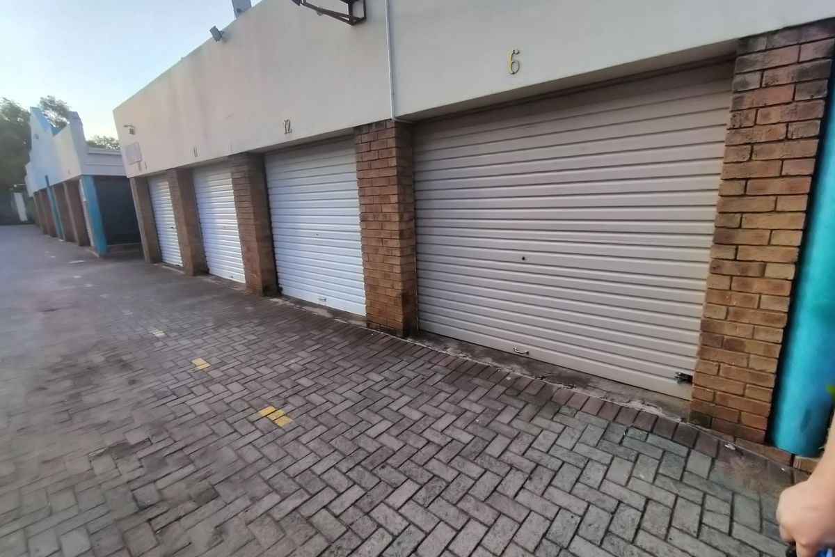 Welcome to the epitome of comfortable living in Bella Tropic comple. - Photo 2