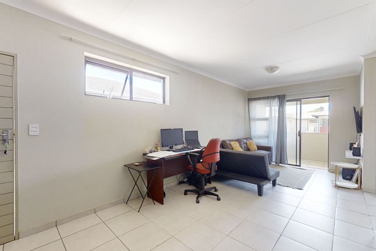 First Floor Unit in Modern Complex! - Photo 4