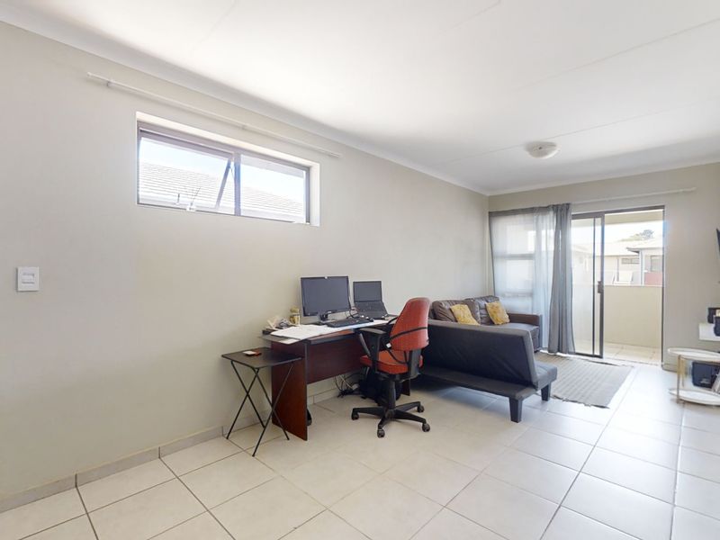 First Floor Unit in Modern Complex! - Photo 4