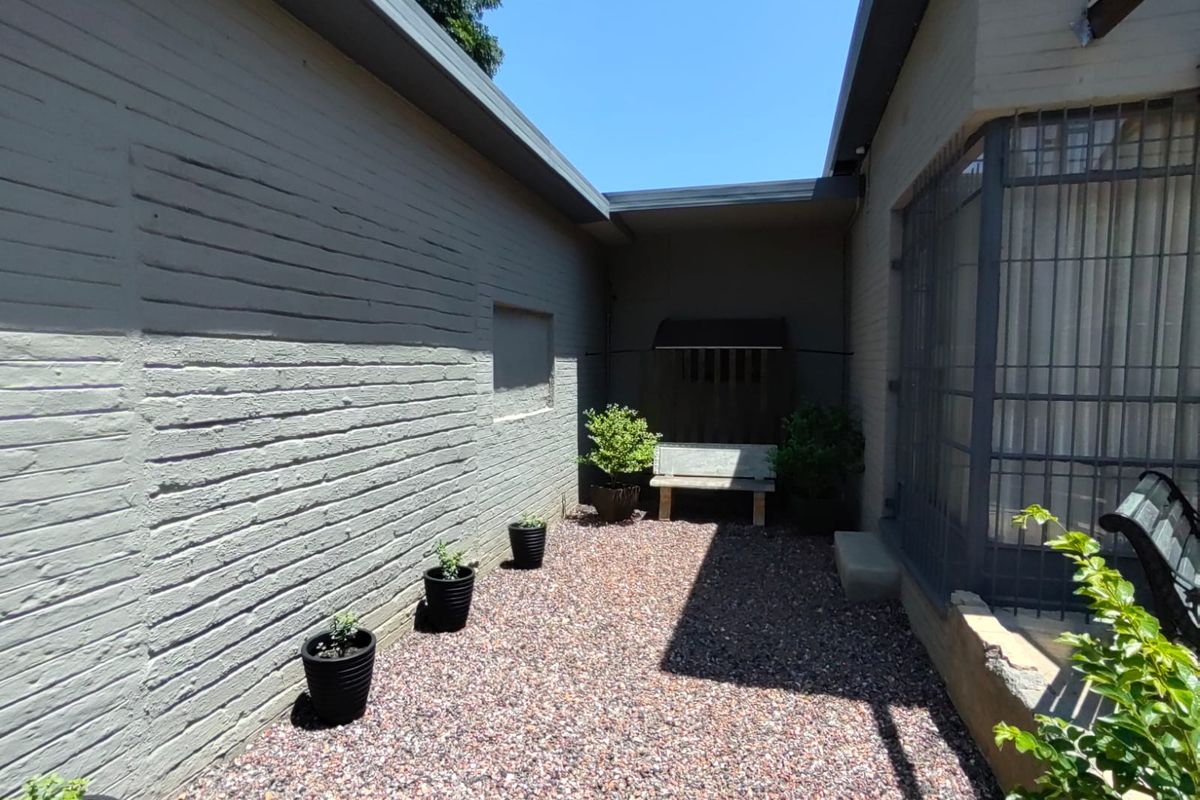 A lot of house for your money - Photo 3