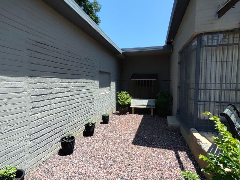 A lot of house for your money - Photo 3