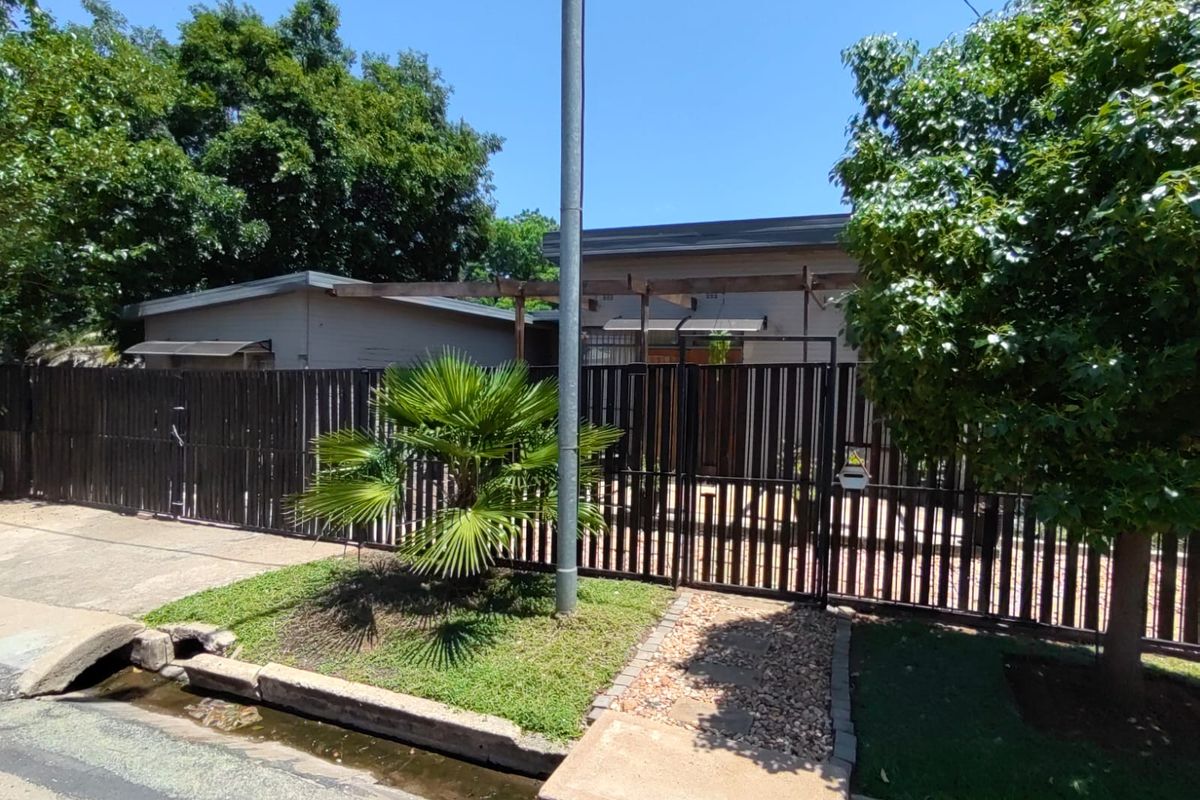 A lot of house for your money - Photo 2