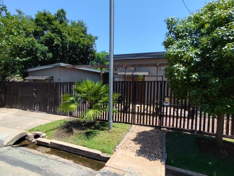 A lot of house for your money - Photo 2