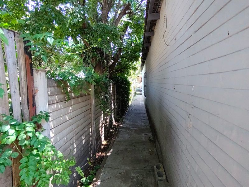 A lot of house for your money - Photo 4