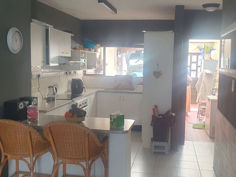 Prime Location And Pet Friendly - Photo 9